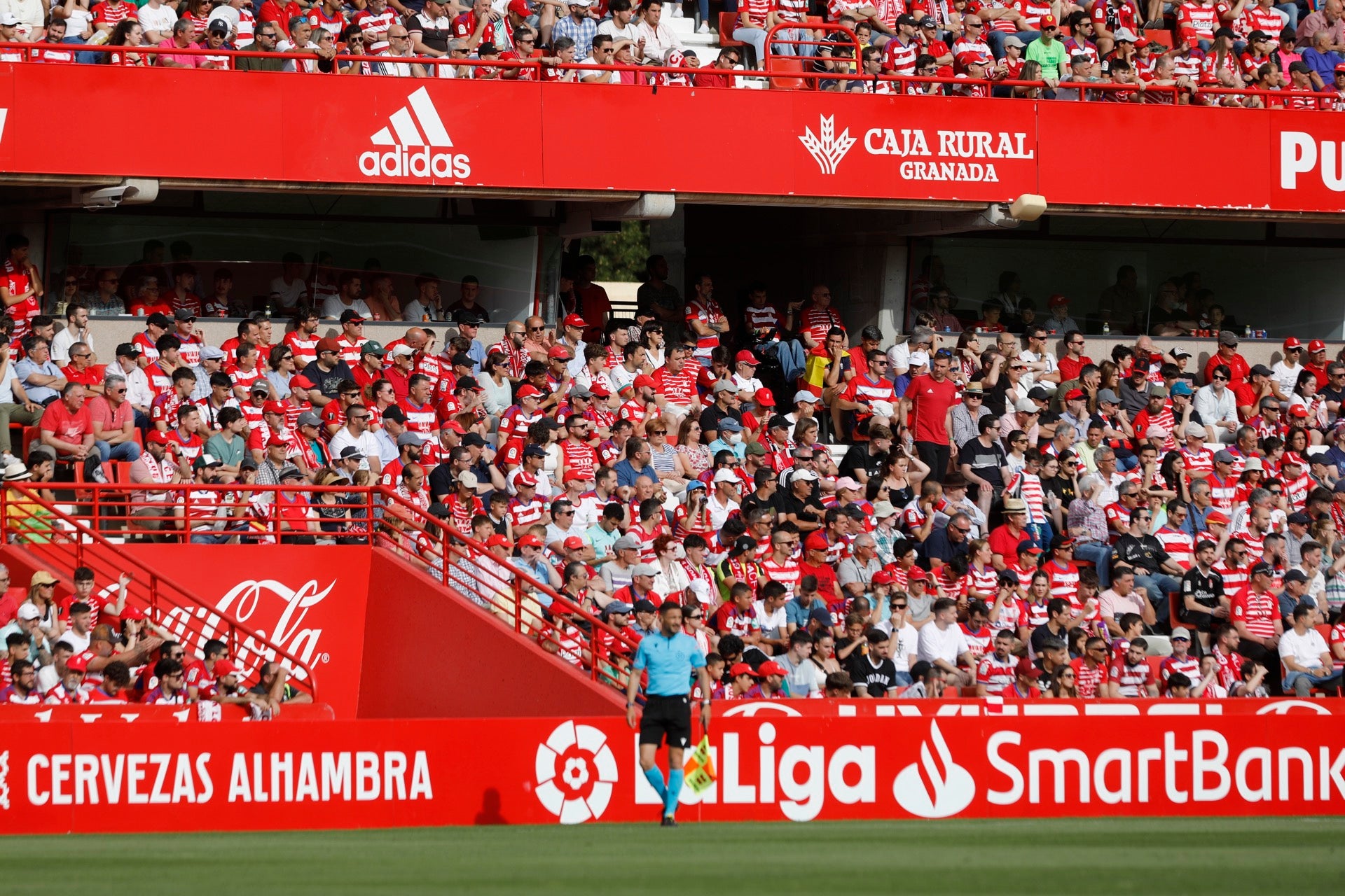 Encuéntrate en la grada en el Granada-Eibar