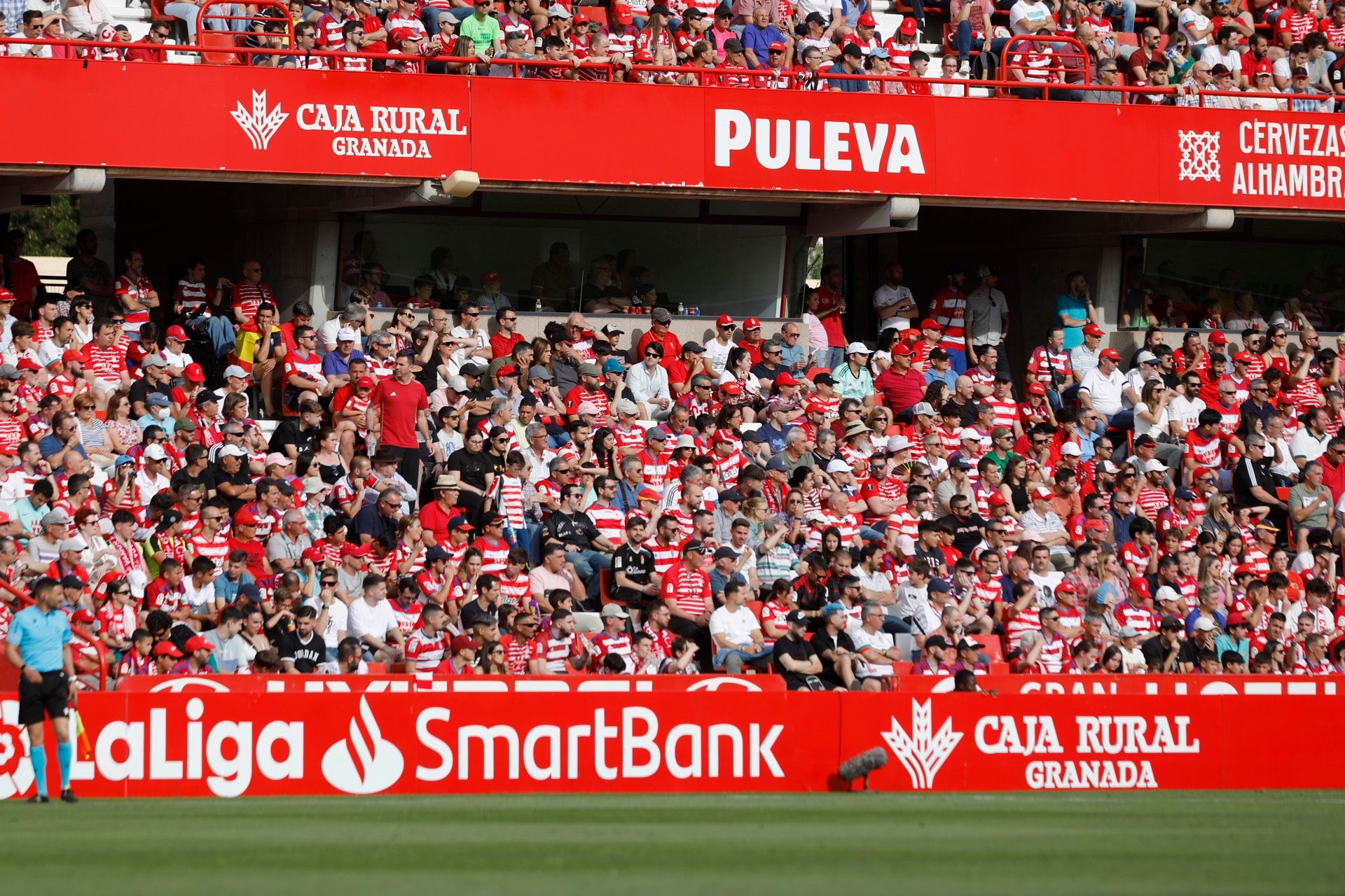 Encuéntrate en la grada en el Granada-Eibar