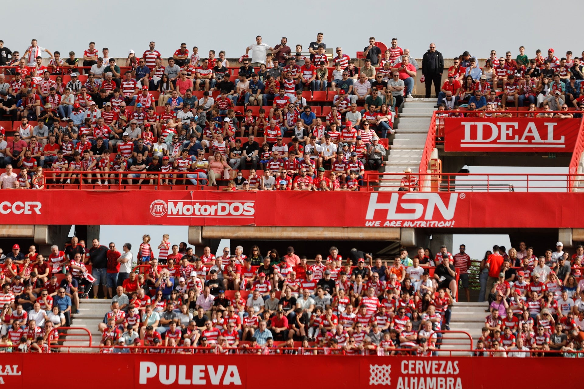 Encuéntrate en la grada en el Granada-Eibar