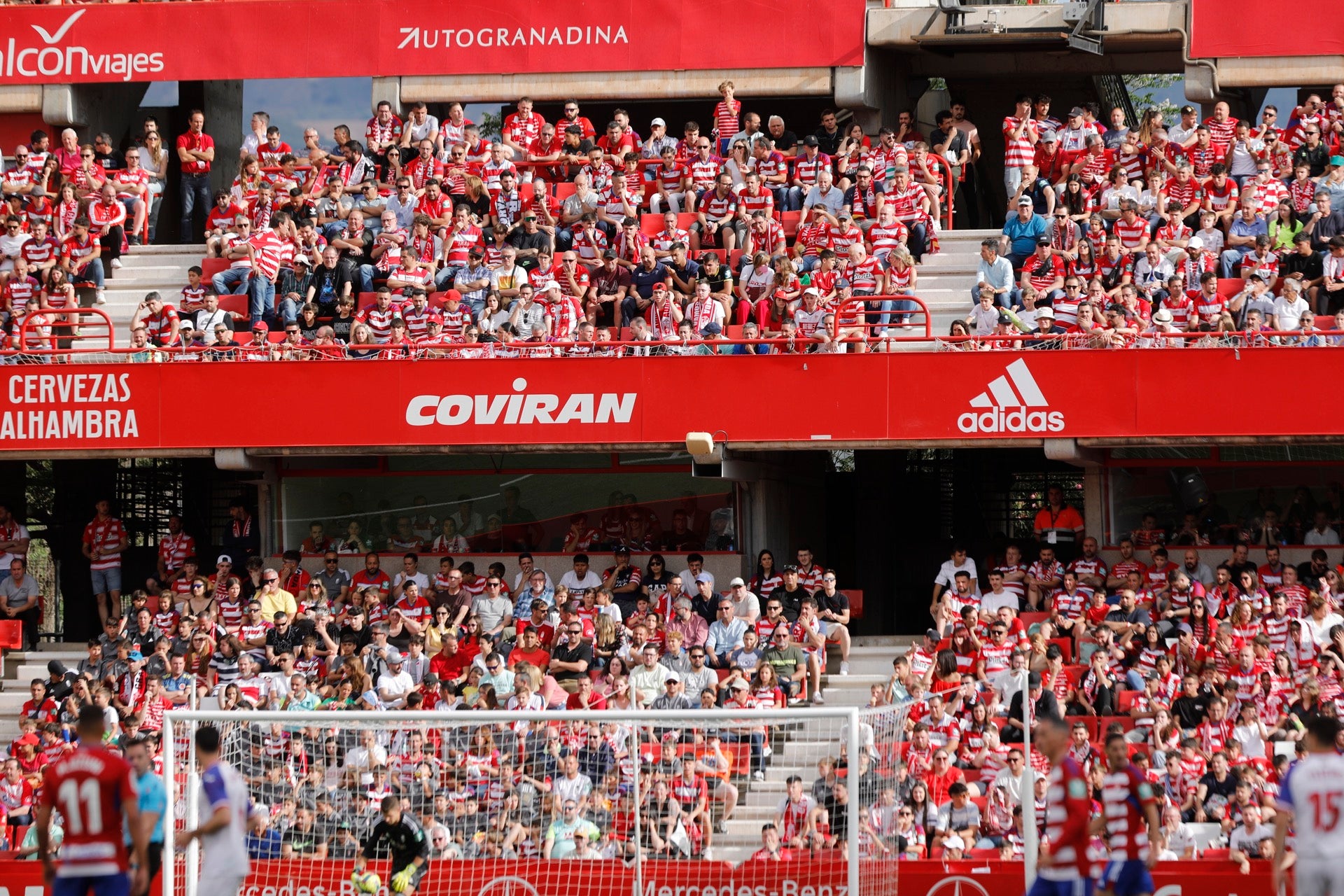 Encuéntrate en la grada en el Granada-Eibar