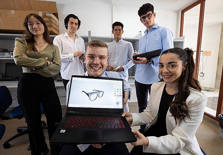 Ángela, Javier, Juan, Alfonso, Pepe y Susana muestran el prototipo de las gafas.