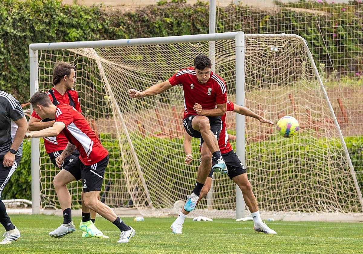 Miguel Rubio remata un balón durante los ensayos a balón parado del viernes.