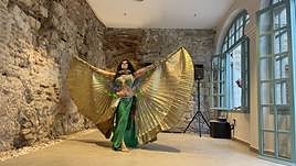 Danza oriental en los Baños del Naranjo.