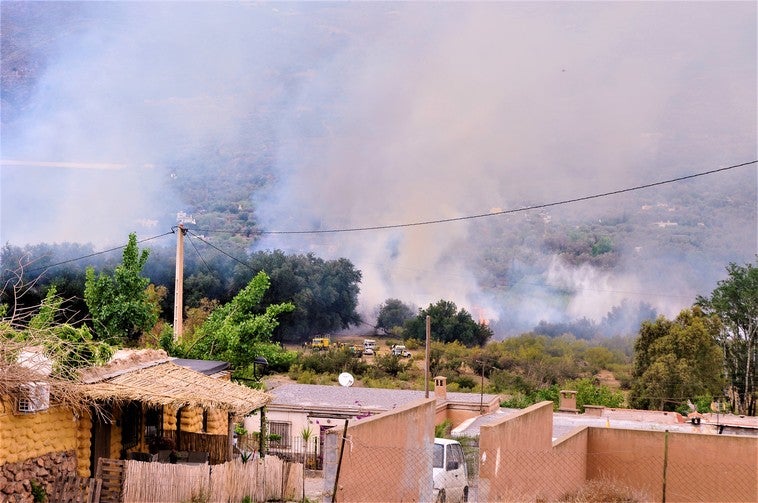 Imagen del fuego surgido en Tablones, Órgiva.