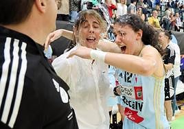 Marina Gea (d) celebra con la entrenadora Cristina Cantero.