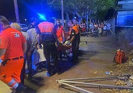 Los servicios sanitarios atienden al menor caído de una atracción de feria en Motril.