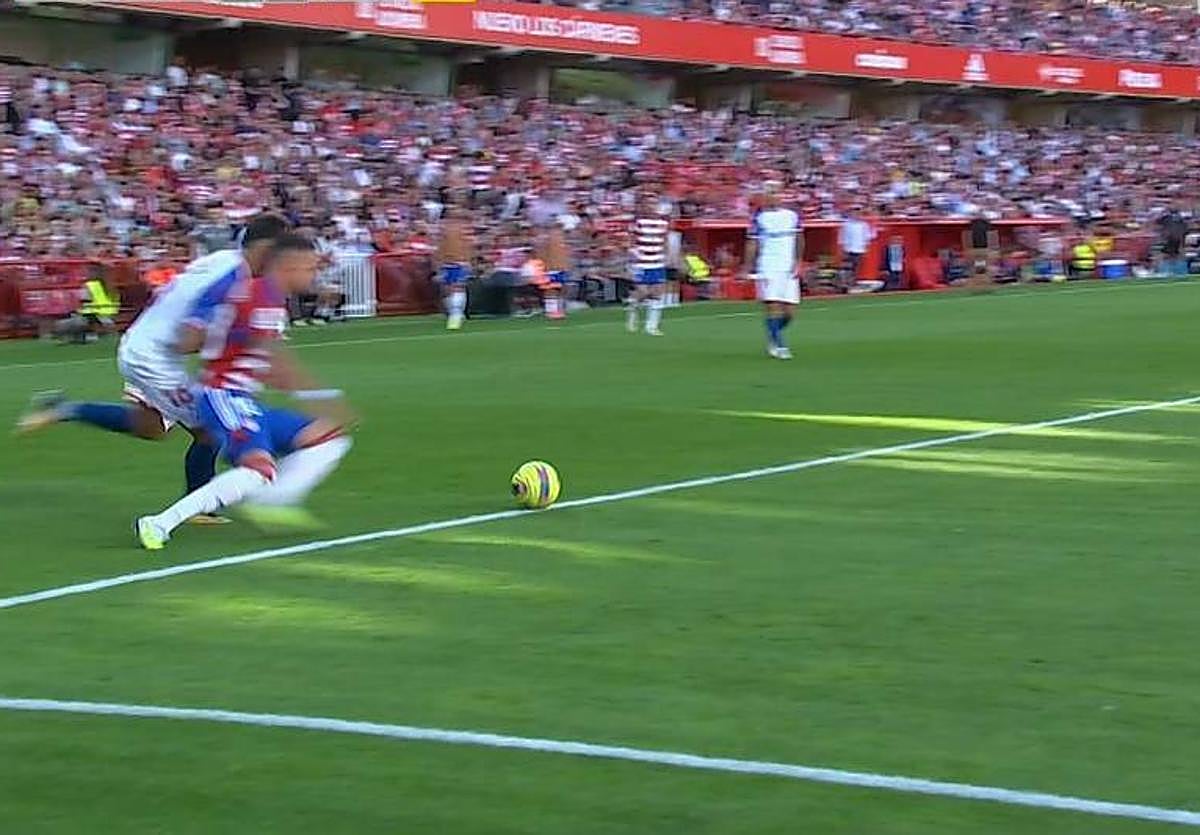 Petrovic iba cayéndose ya antes de entrar al área.