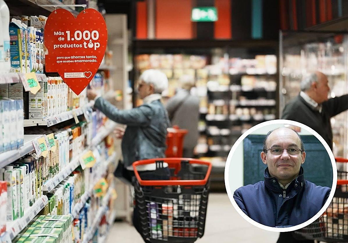 Productos de alimentación en un supermercado y abajo a la derecha, la imagen del profesor de Economía Aplicada de la UGR Francisco González Gómez.