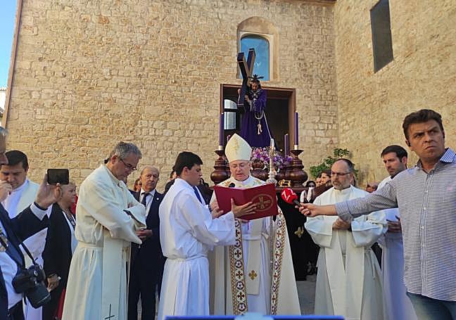 Oración del obispo de Jaén a la salida del Camarín.