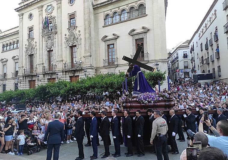 Nuestro Padre Jesús El Abuelo en la calle Carrera de Jesús abarrotada, con la Catedral al fondo.