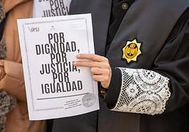 Uno de los carteles con los que se manifestaron los LAJ en Granada, que finalmente lograron una subida salarial de unos 450 euros brutos mensuales.