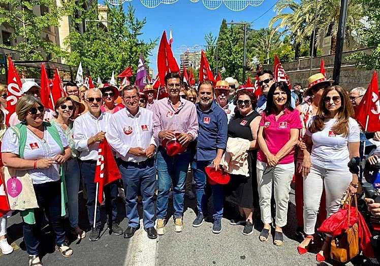 Imagen principal - Miembros del PSOE -entre ellos, Paco Cuenca y José Entrena-, de UGT y CC OO, hoy en la manigestación.