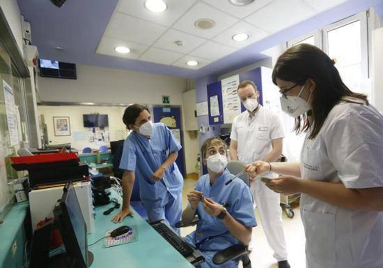 Los médicos residentes piden más sueldo para no depender solo de las guardias