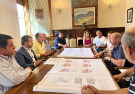 El alcalde, Julio Millán, durante la reunión con los vecinos de La Merced.