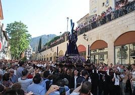 Nuestro Padre Jesús Nazareno a su llegada a la plaza de Santa María, ante el Ayuntamiento y la Catedral, rodeado de fieles.