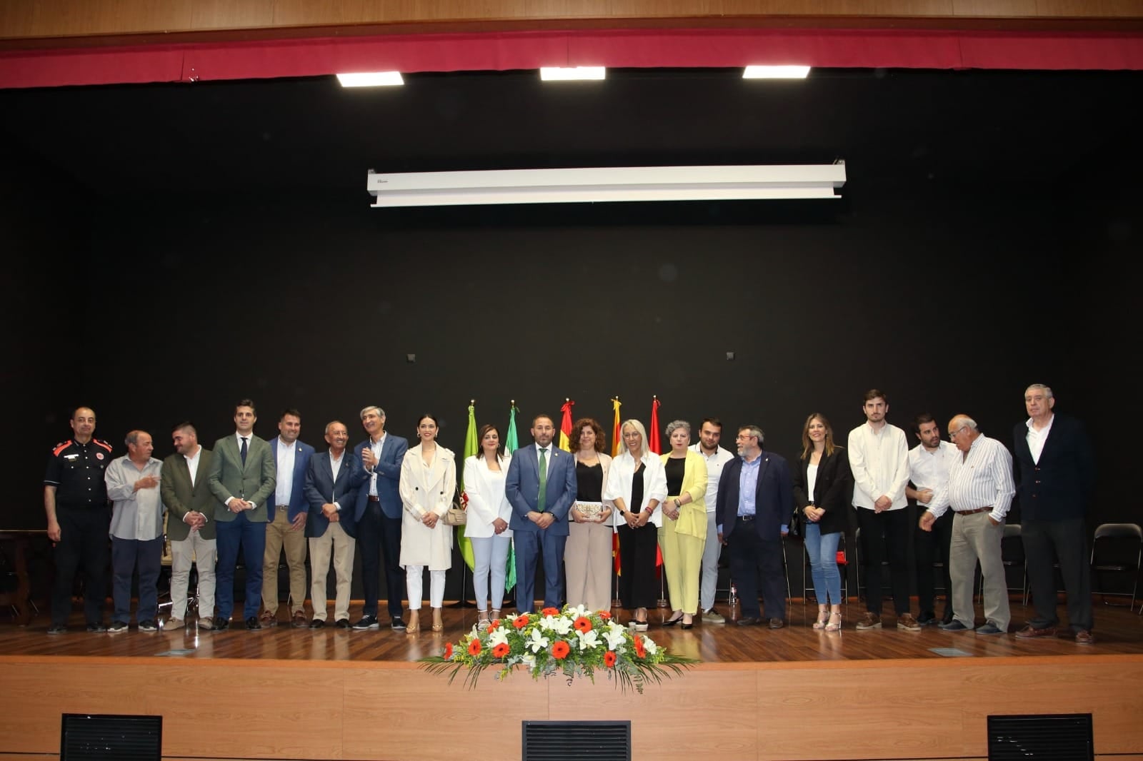 Foto de familia de los participantes en el acto de hermanamiento.