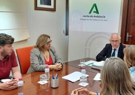 Reunión del delegado del Gobierno, Jesús Estrella, con representantes de los colectivos vecinales.