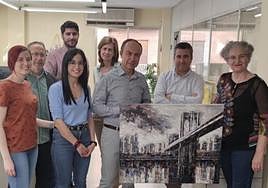 Trabajadores del IDEAL en Jaén con José Domínguez y el cuadro 'El Puente de Brooklyn'.