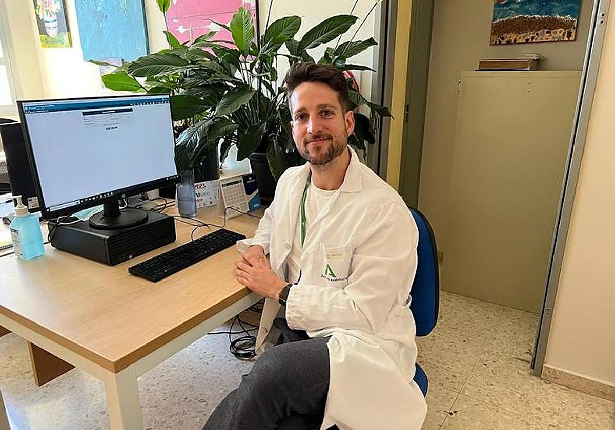 Juan Jiménez trabaja en el Hospital Universitario Virgen de las Nieves y el centro de salud de Atarfe, en Granada.