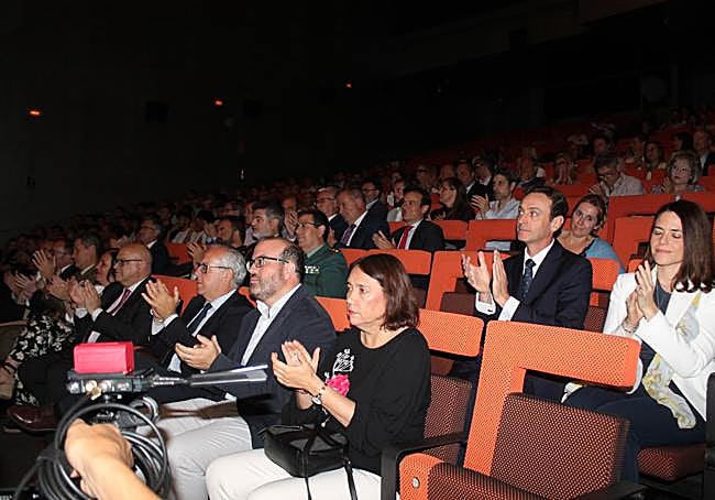 Autoridades y público en el Teatro Infantal Leonor.