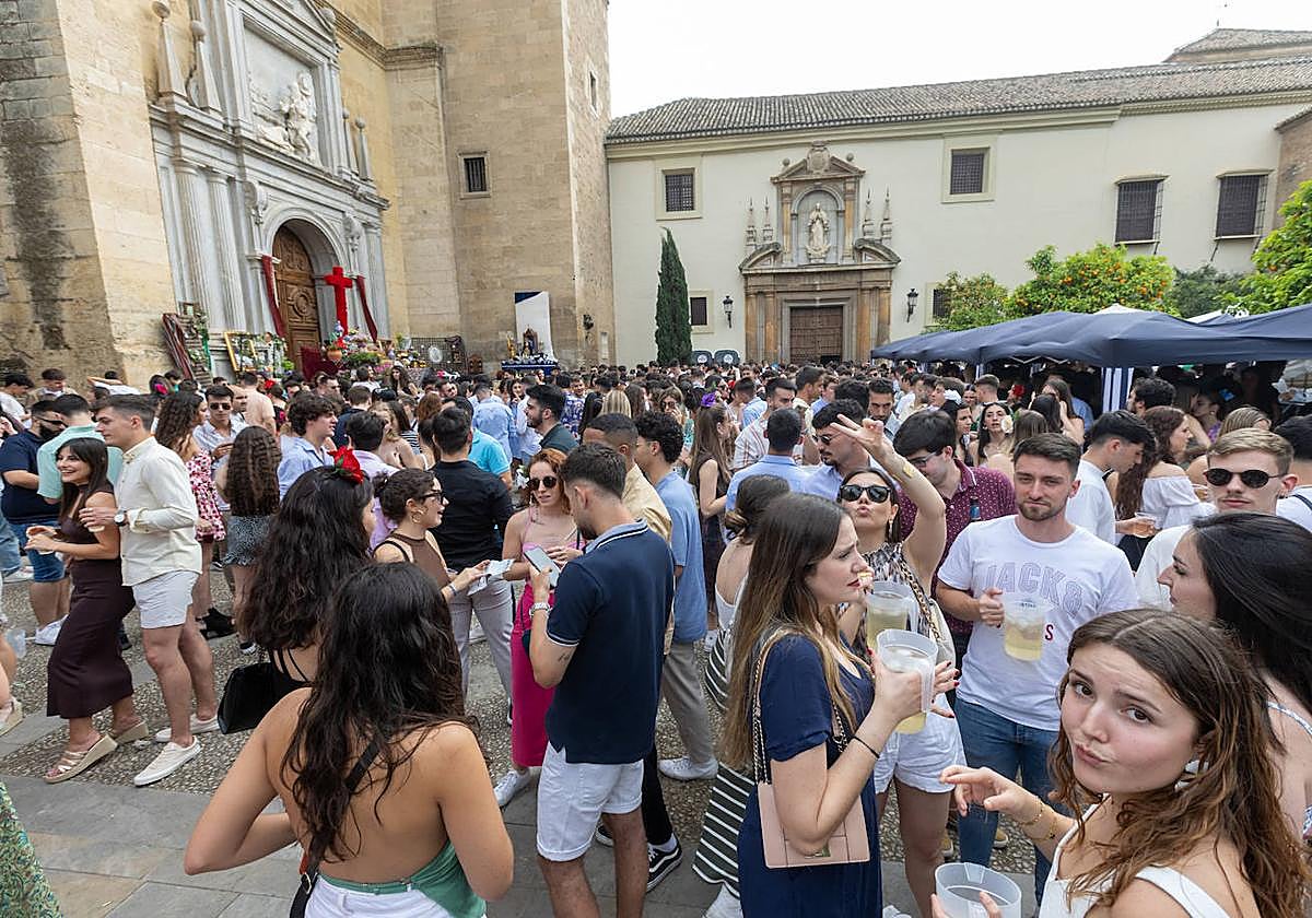 Multitud de personas en una de las cruces de Granada.
