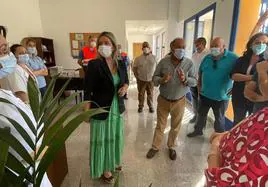 Visita de Elena González a las instalaciones del consultorio auxiliar de Entrecaminos, en la Guardia.