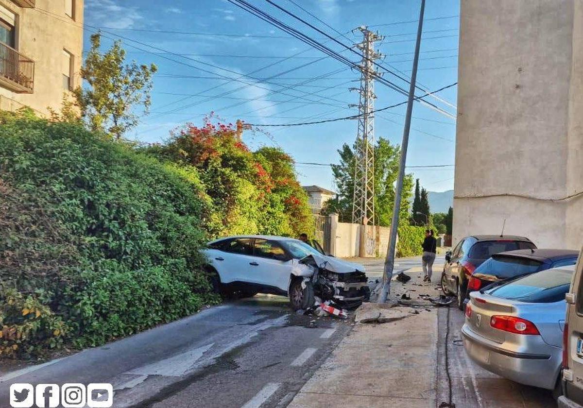 Así ha quedado el vehículo tras empotrarse contra una farola en el Camino de Purchil.