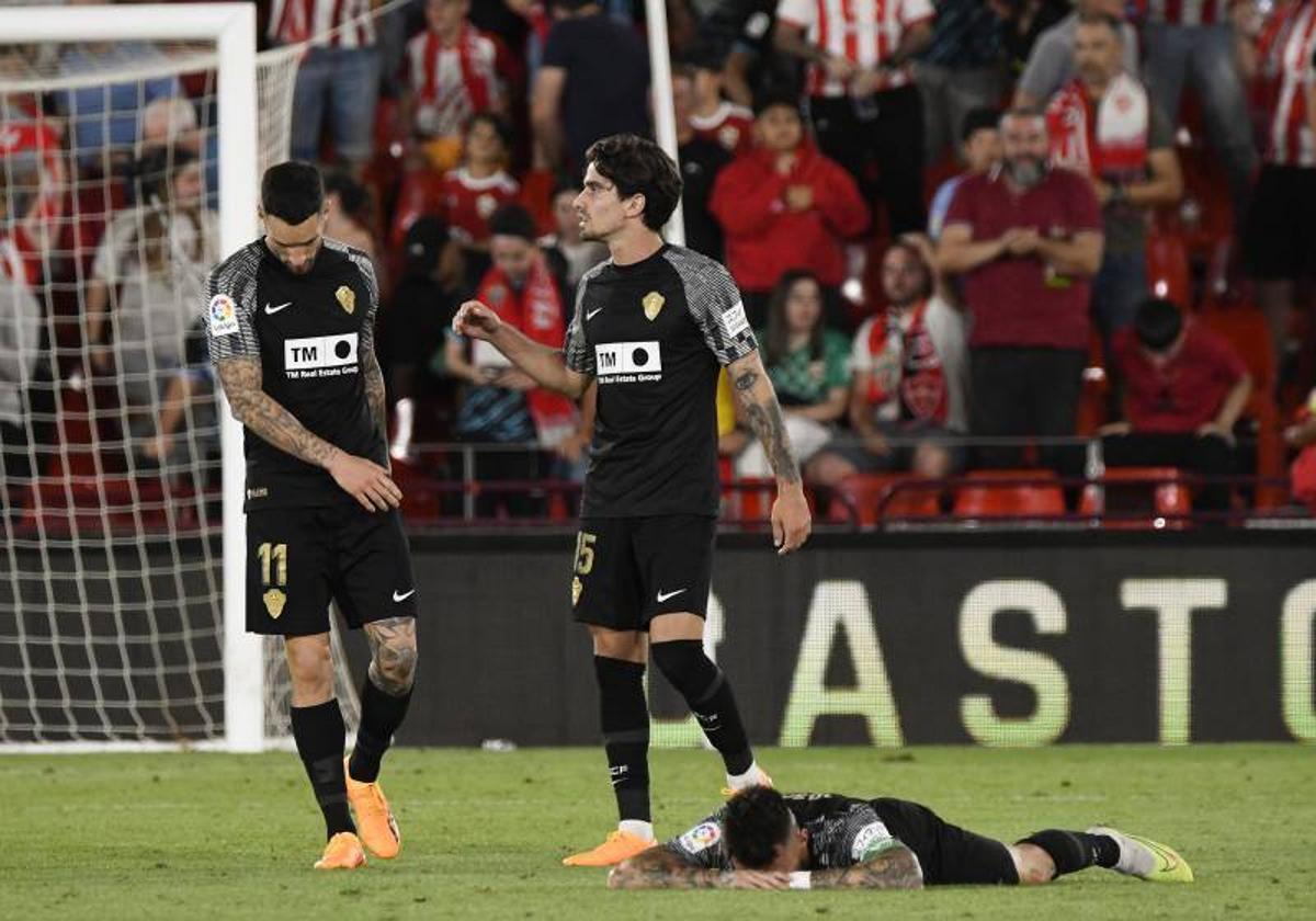 Los futbolistas del Elche, con el exrojiblanco Álex Collado en el centro, lamentan el descenso a Segunda.