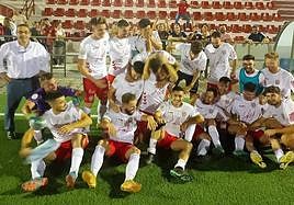 Celebración de los jugadores del Iliturgi en el campo alcalaíno.