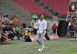 Rubi observa el partido ante el Elche desde su área técnica.