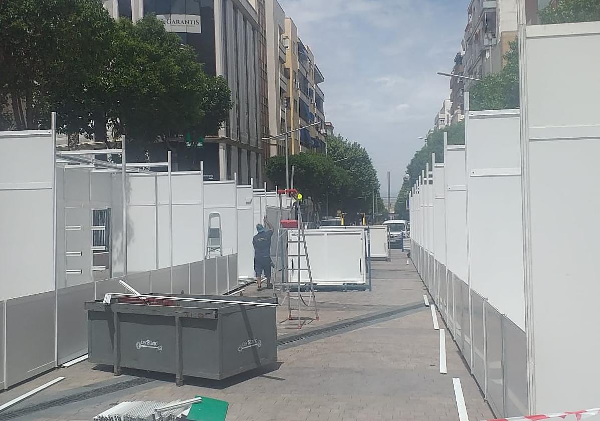 Últimos preparativos para la feria que será en la calle Roldán y Marín.