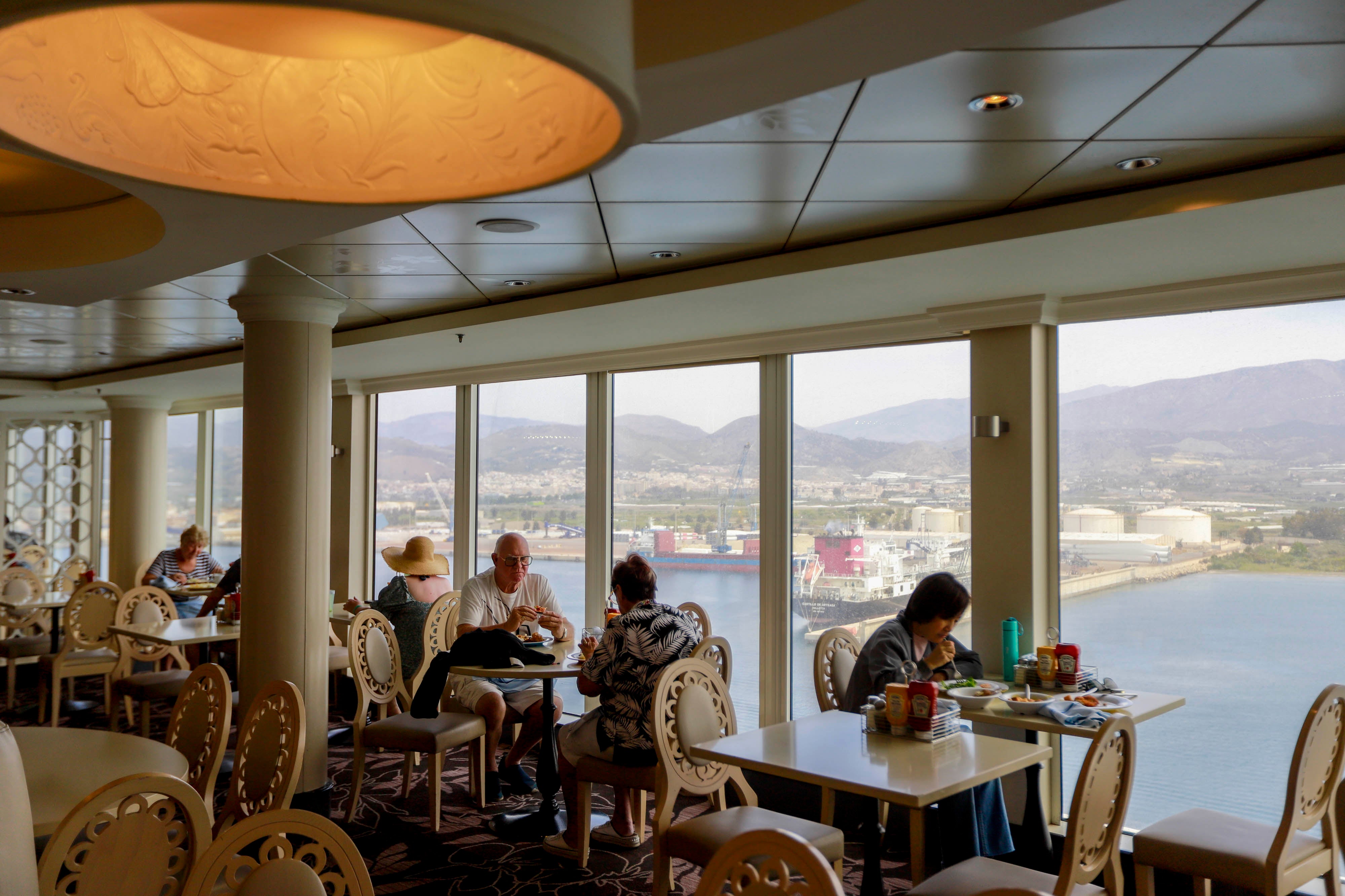 Las imágenes del crucero más grande atracado nunca en Motril