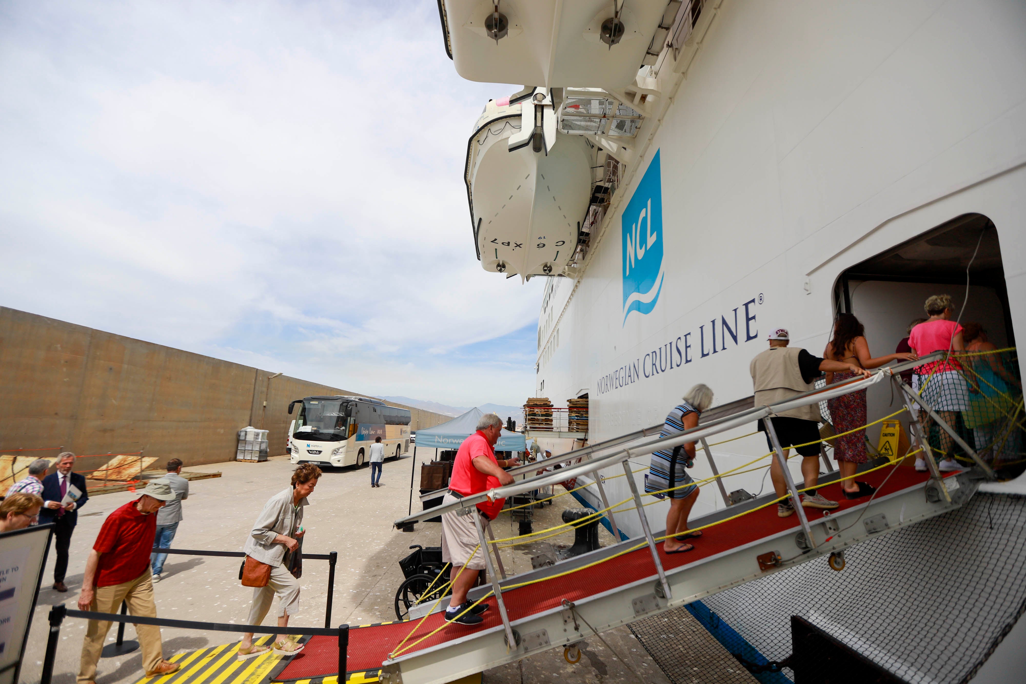 Las imágenes del crucero más grande atracado nunca en Motril