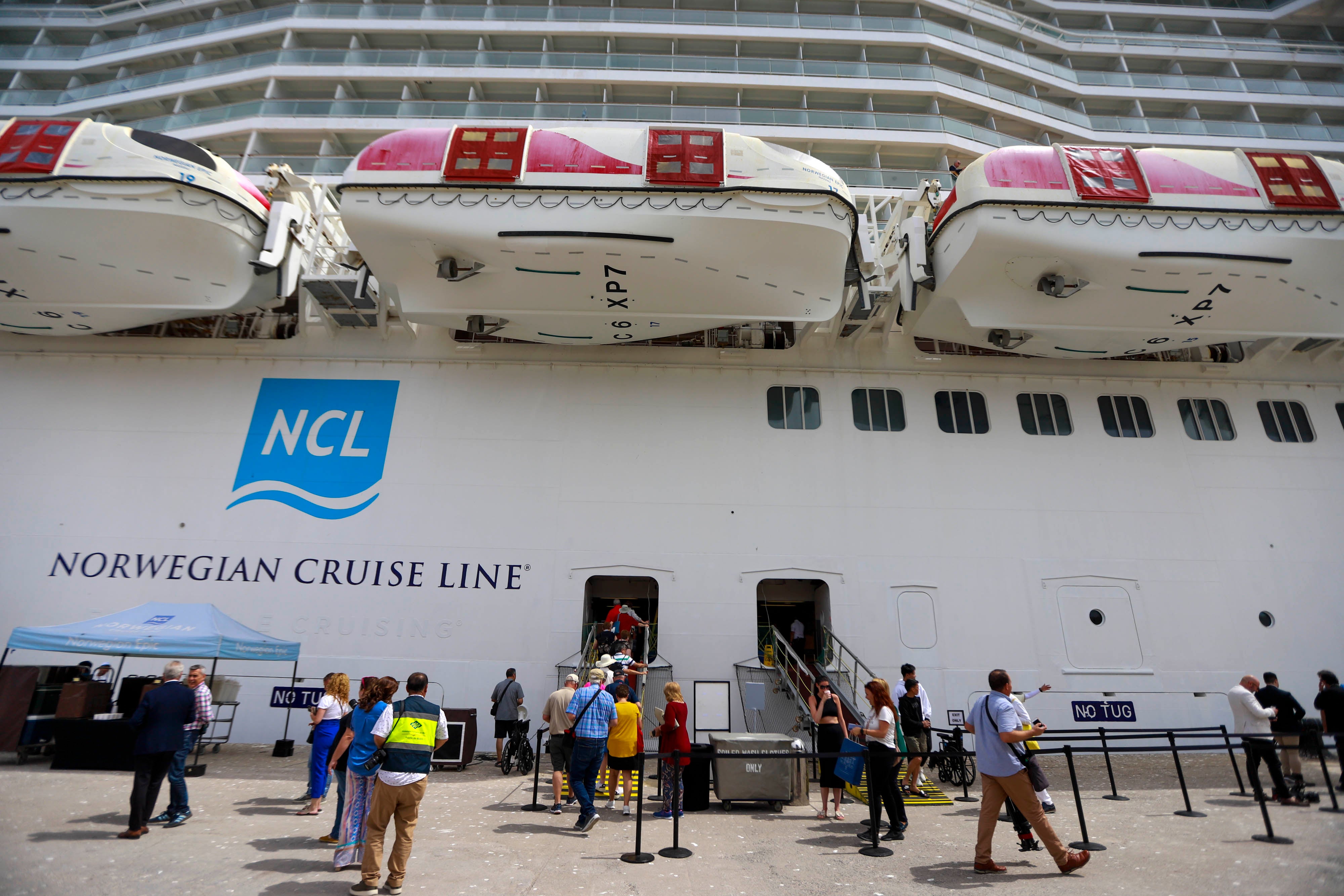 Las imágenes del crucero más grande atracado nunca en Motril