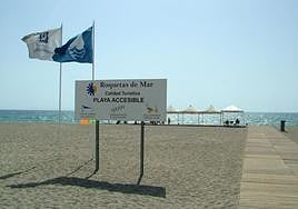 La bandera azul, ondeando en la playa de La Bajadilla, en el municipio de Roquetas de Mar.