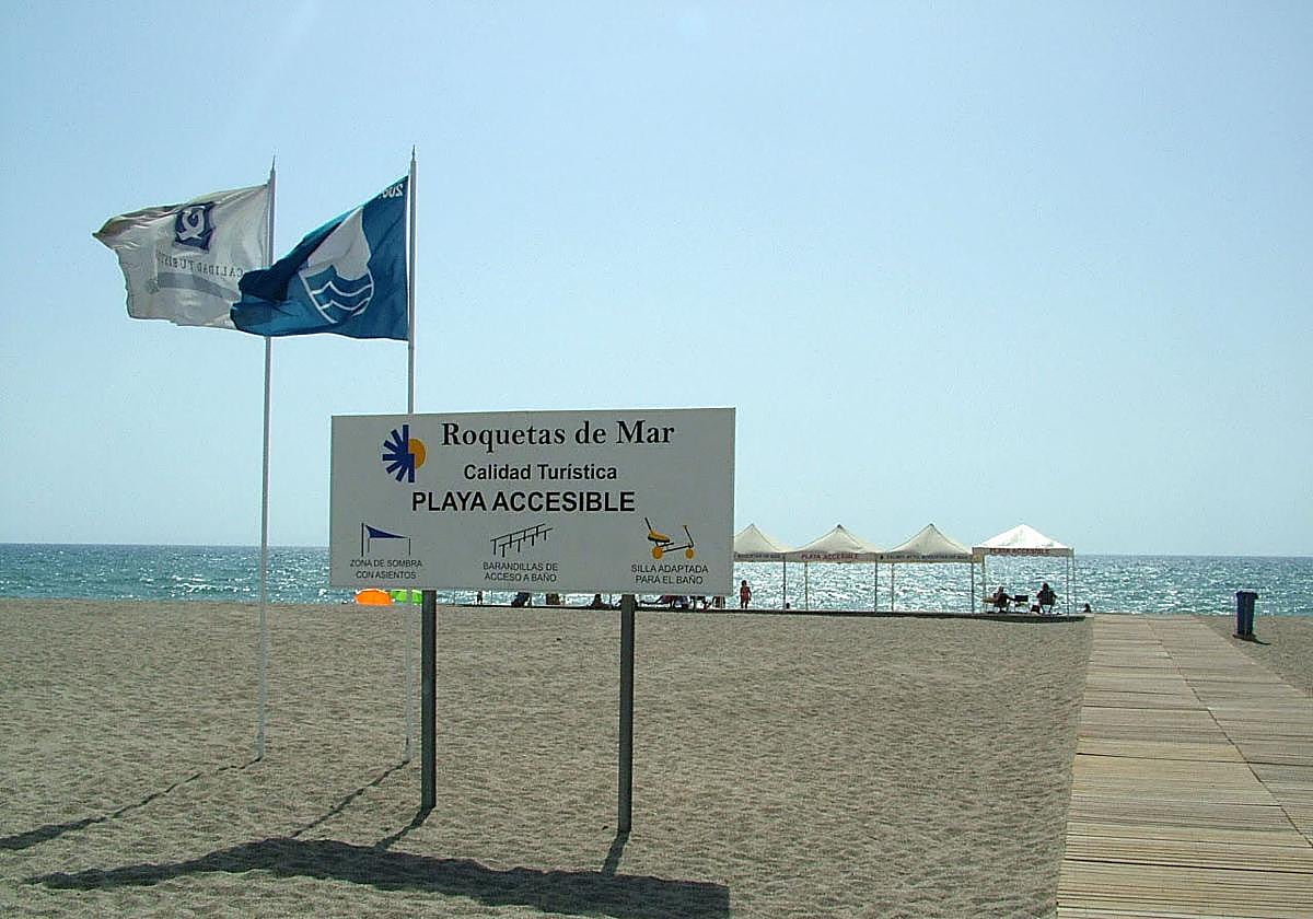 La bandera azul, ondeando en la playa de La Bajadilla, en el municipio de Roquetas de Mar.