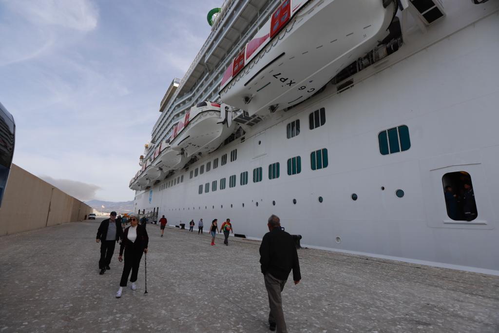 Las imágenes del crucero más grande atracado nunca en Motril