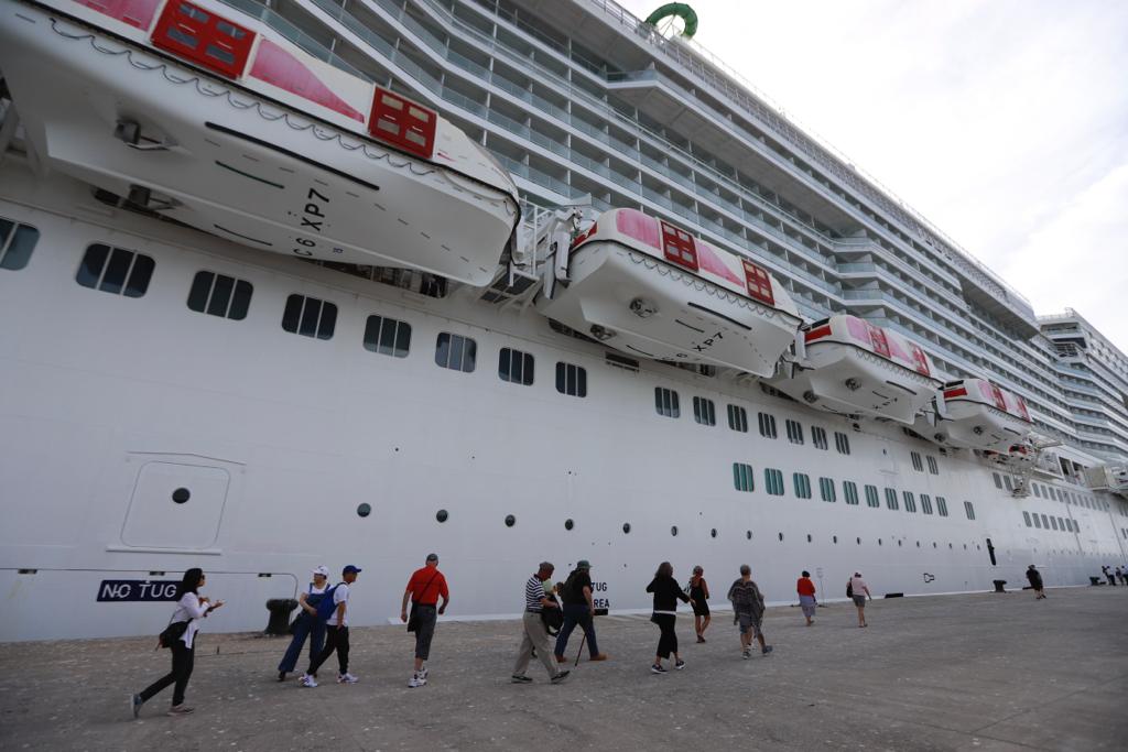 Las imágenes del crucero más grande atracado nunca en Motril