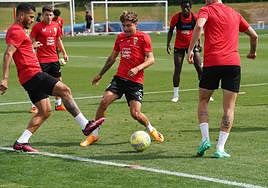 Luis Suárez intenta superar a Pozo en el rondo de este jueves.