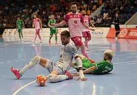 Carlos Espíndola gana un balón ante Dani Zurdo.