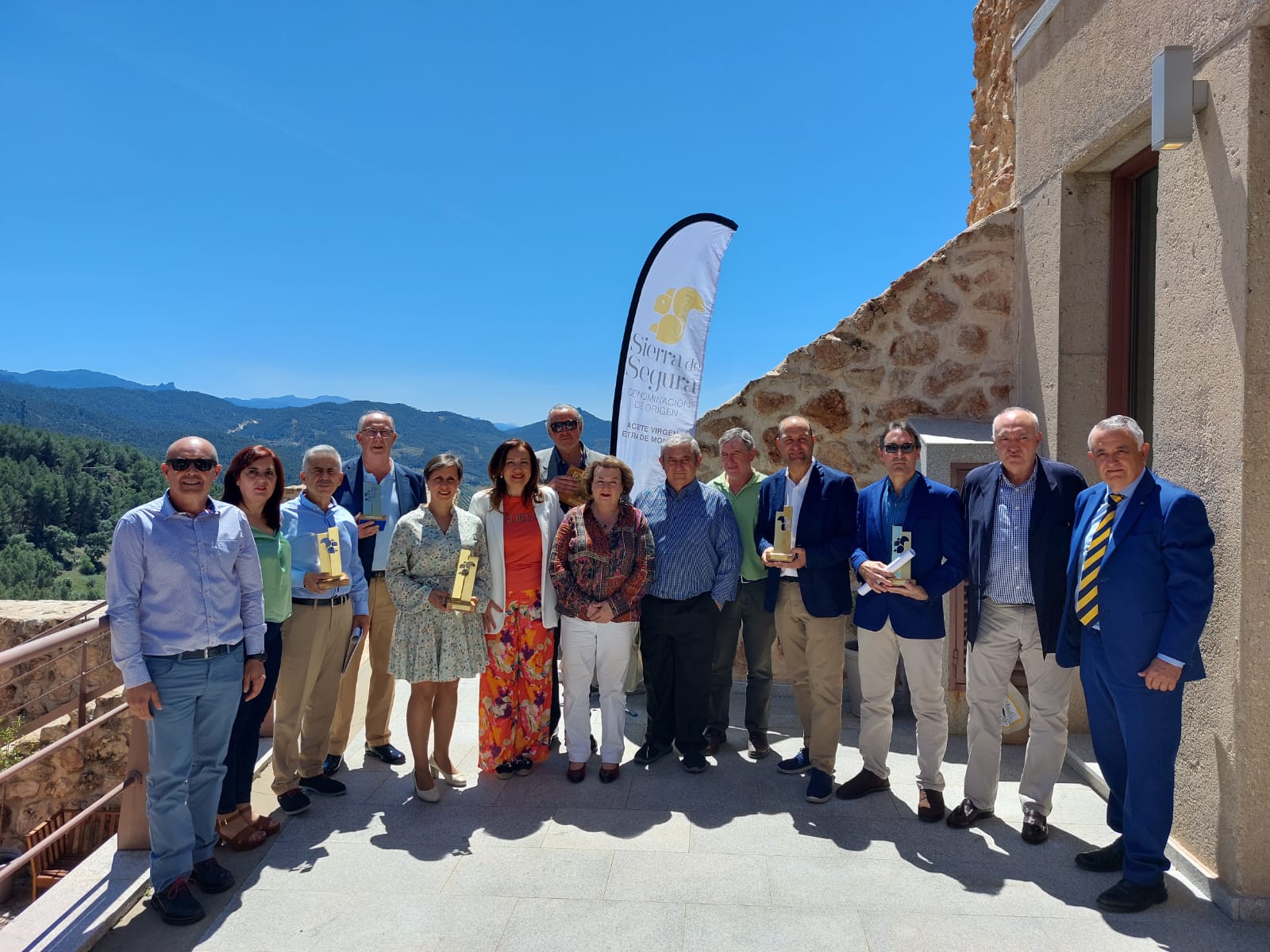 Premiados, representantes políticos y de la Denomionación de Origen Sierra de Segura, en el Castillo de Hornos.