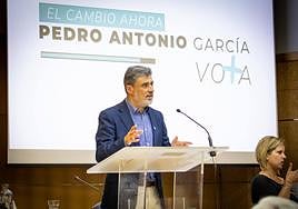 El candidato a rector de la UGR Pedro García presenta su programa.