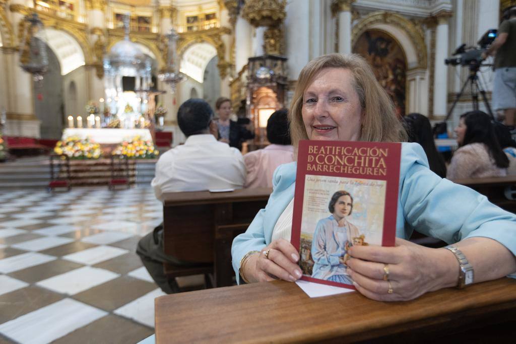 Emilia Jover Mira, quien ofreció una medalla de Conchita Barrecheguren a la niña N. cuando estaba ingresada en la UCI, en la Catedral de Granada este sábado.