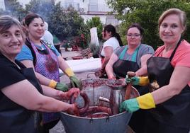 Vecinas de Frailes durante la elaboración de la morcilla en la tarde del viernes.