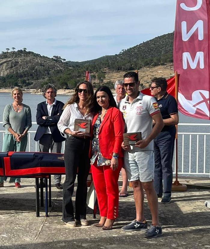 Los almerienses, recibiendo su trofeo tras la regata.