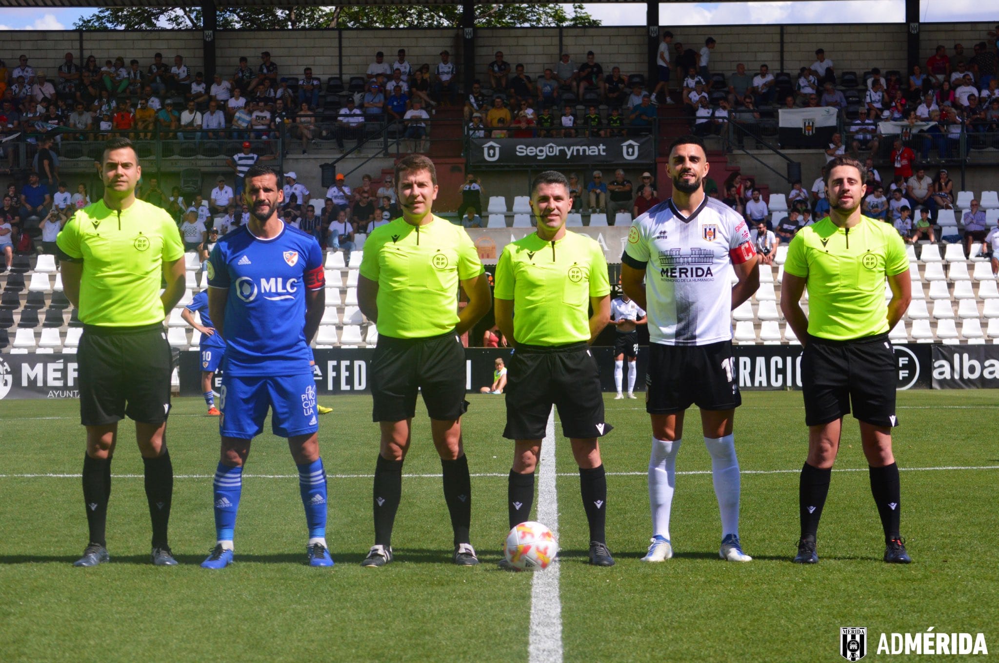 Los capitanes, con el equipo arbitral.