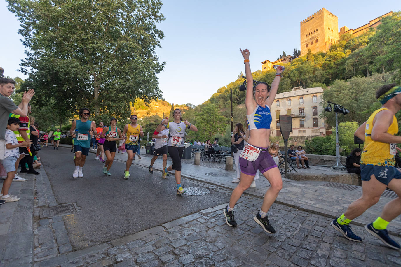 Paso de la Media Maratón por el Paseo de los Tristes con vistas a la Alhambra.