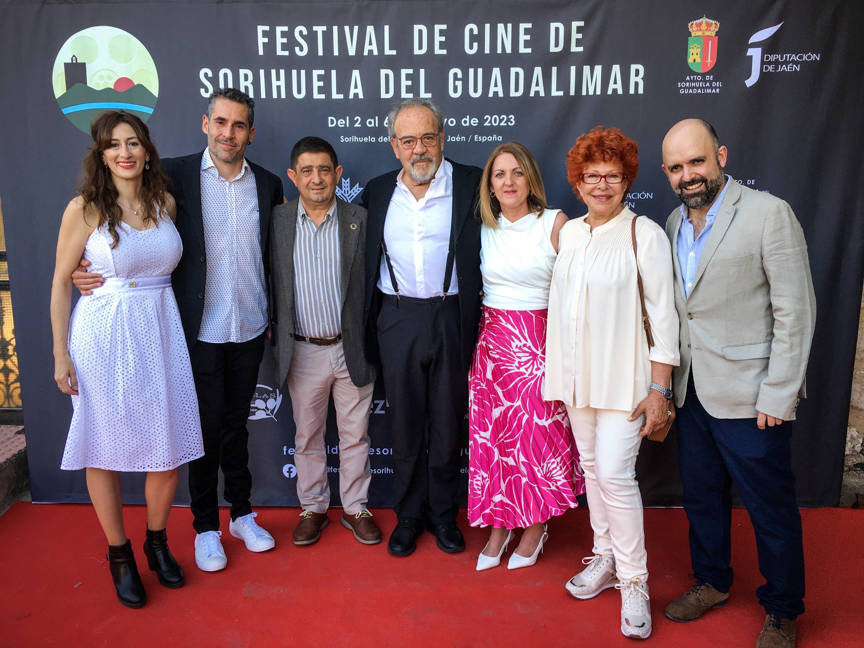 Foto de Familia de la clausura del Festival de Cine de Sorihuela, con la presencia entre otros de Tito Valverde (centro de la imagen)