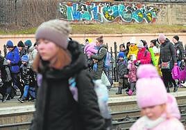 Cientos de refugiados ucranianos, a su llegada a la estación secundaria de Leópolis (Ucrania) en los primeros días del conflicto.