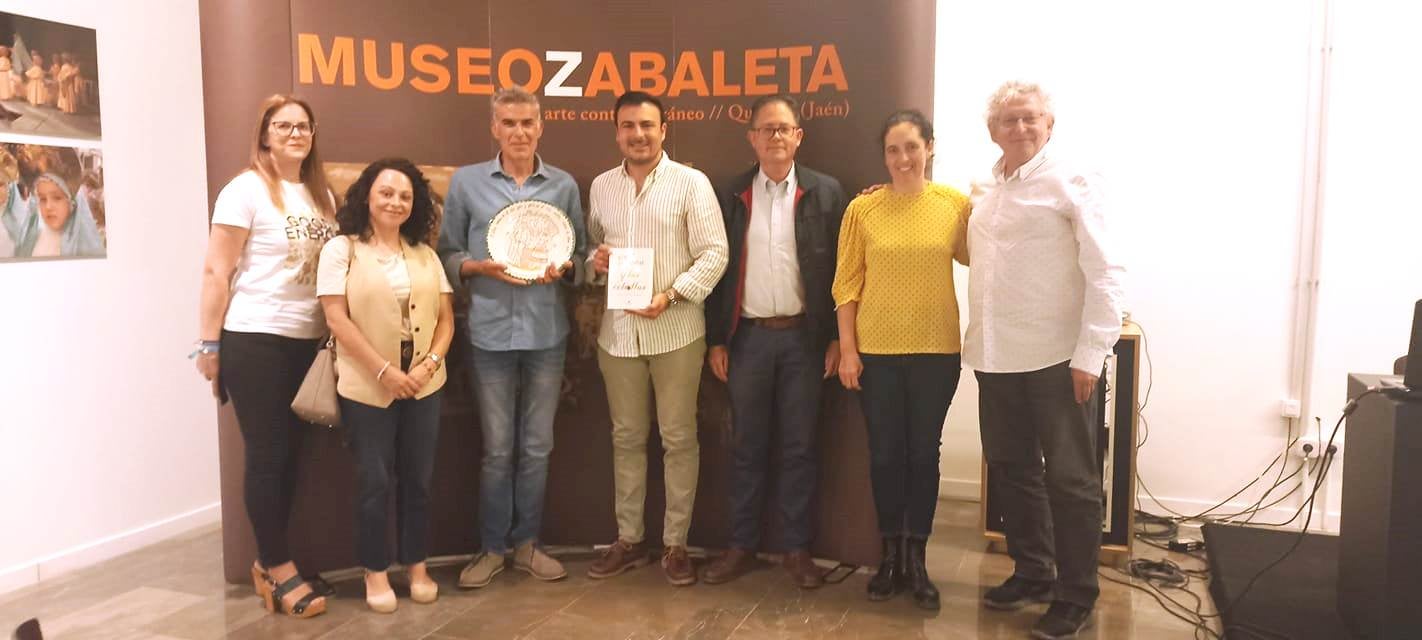 Javier Martín junto al alcalde en el Museo de Quesada.